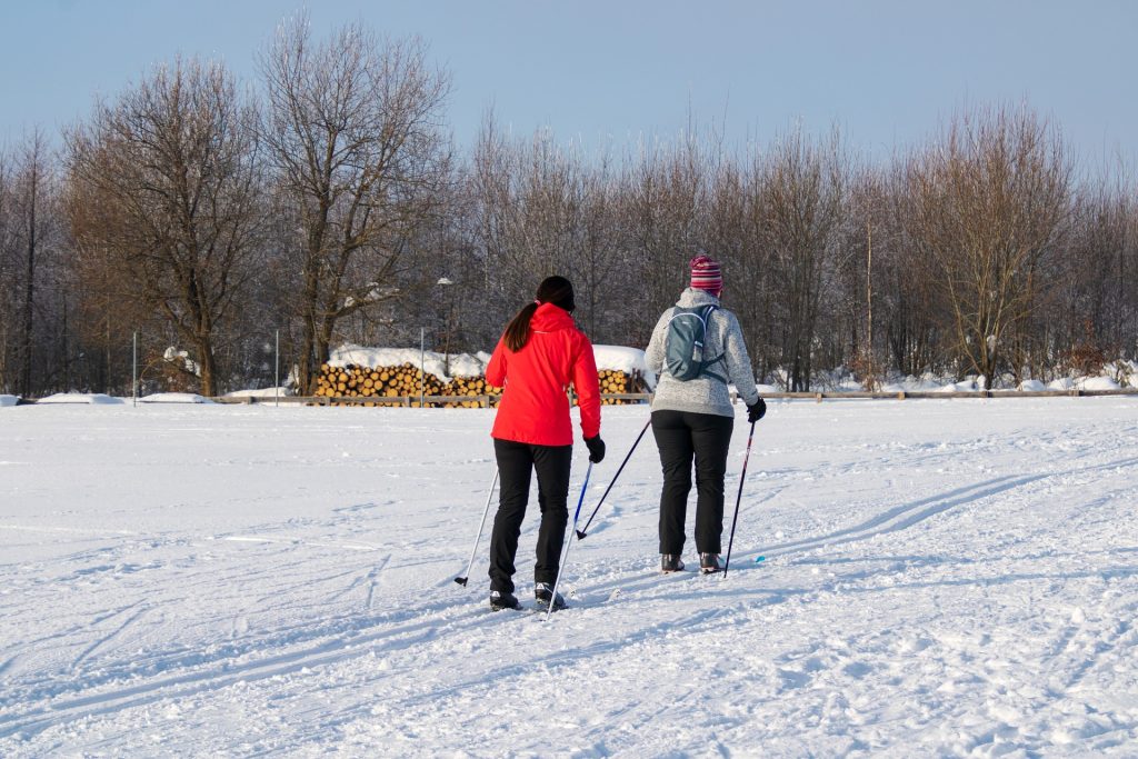 Deux personnes en ski de fond